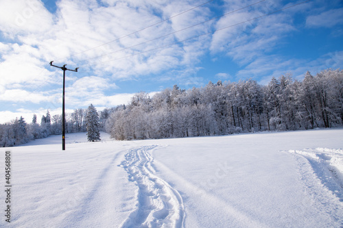 Stromleitungen mit winterlicher Landschaft