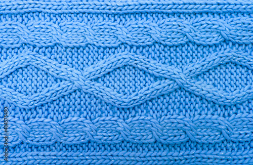 Blauer Wollschal mit Zopfmuster