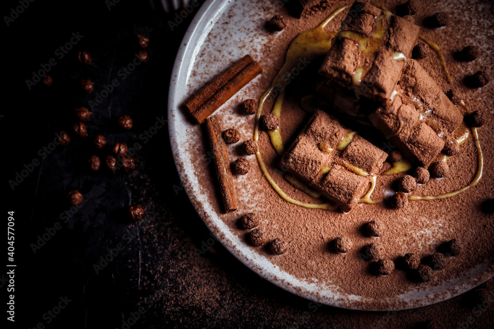 Chocolate - Mesa de doces com barras de chocolate, pedaços de canela, deliciosa cobertura de leite doce com bolas de chocolate.