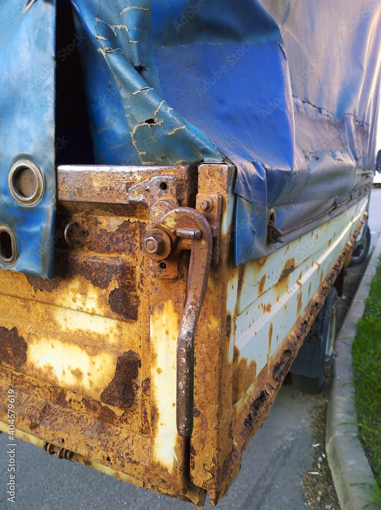 Foto de Rusty destroyed old dirty truck body. Car with rust, defects