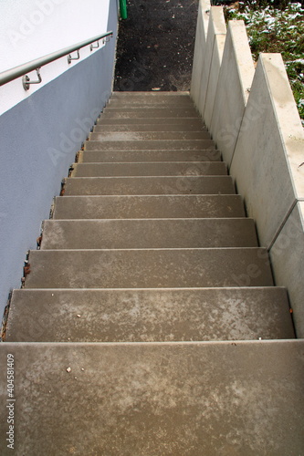 Treppe aus Betonstufen von oben nach unten fotografiert