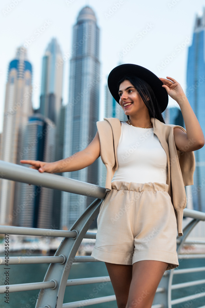 Φωτογραφία Young woman wearing smart casual clothing on the streets of modern downtown city