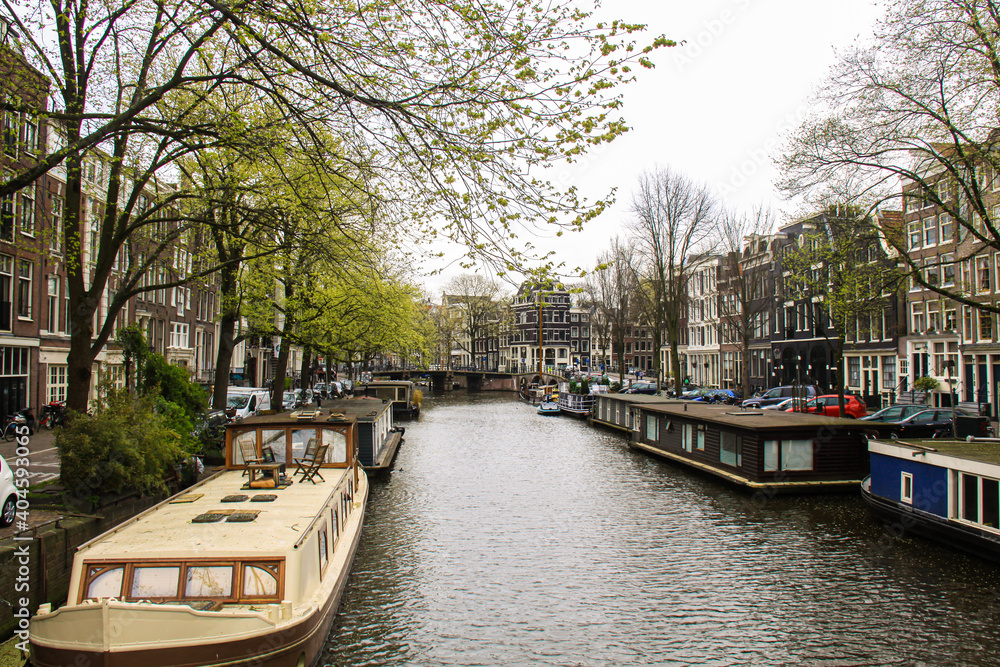 Canal com barcos estacionados em Amsterdam, Holanda 