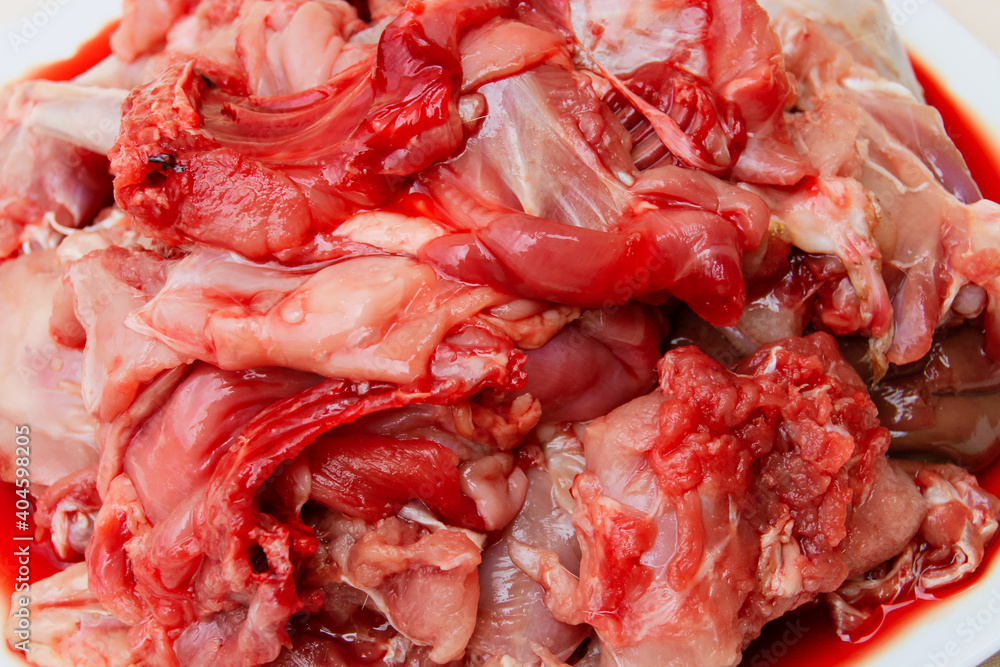 Carne de conejo salvaje recién trozeado. Carne muy proteínica y con poca grasa lista para ser utilizada en la cocina. Carne de conejo salvaje recién trozeado. Carne muy proteínica y con poca grasa lista para ser utilizada en la cocina.