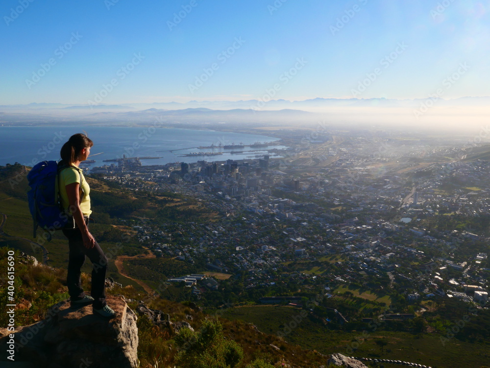 Wanderin am Lion's Head mit Blick auf Kapstadt