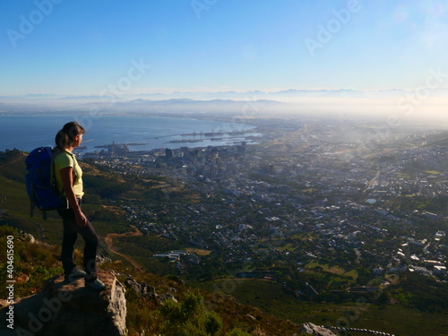 Wanderin am Lion's Head mit Blick auf Kapstadt