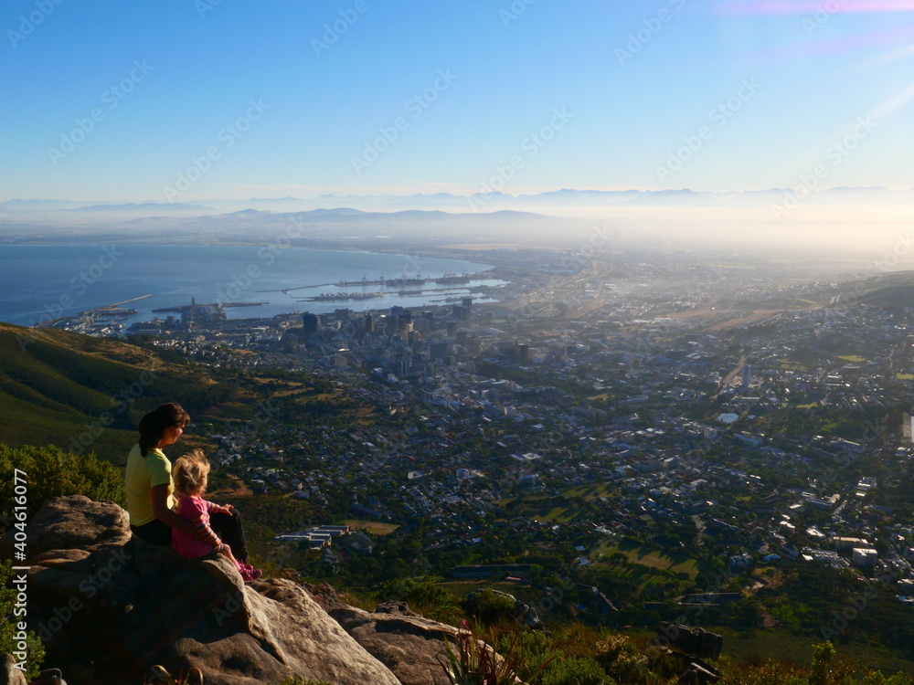Wanderin mit Kind am Lion's Head mit Blick auf Kapstadt, Südafrika