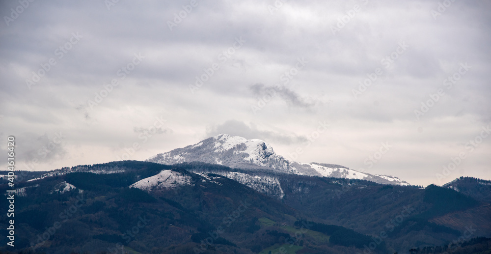Montaña nevada con un cielo nublado, Peñas de Aya