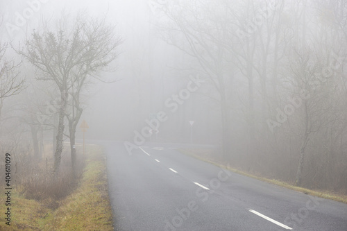 Abzweigung der Strasse im Nebel