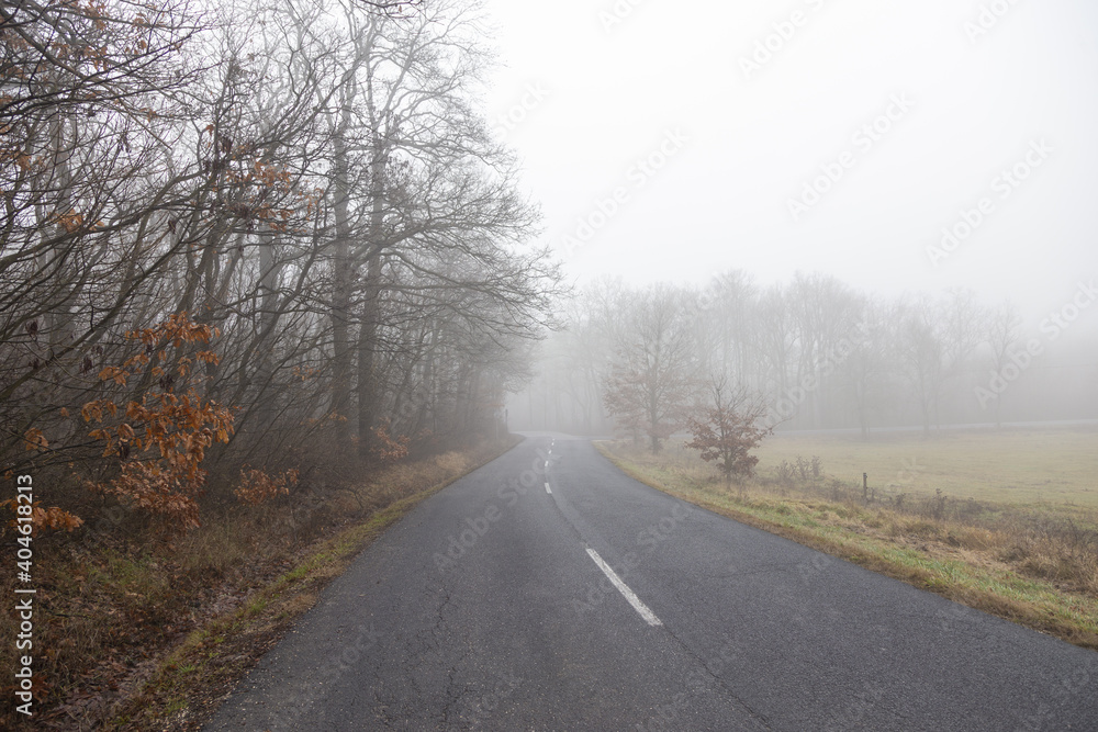 Landstrasse im Nebel ohne Verkehr