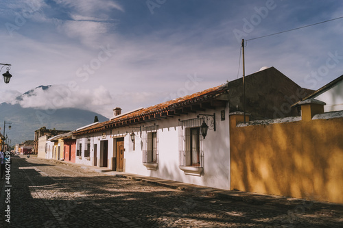 Calles de Antigua Guatemala en días soleados, vista al cerro de la Cruz