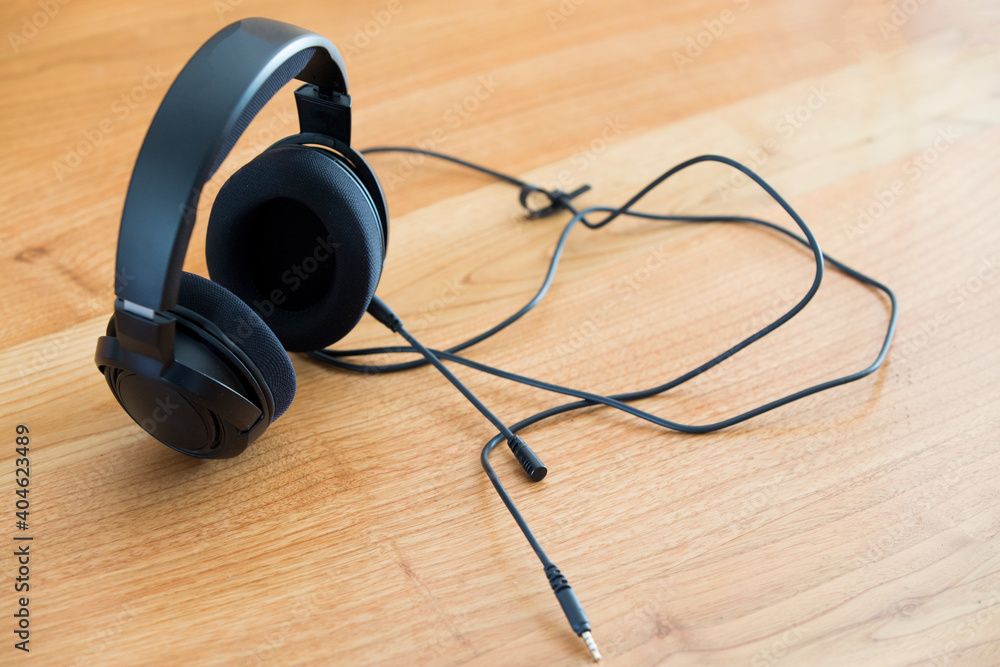 Headphones and microphone for streams and video games. Headphones and microphone for streams and video games.