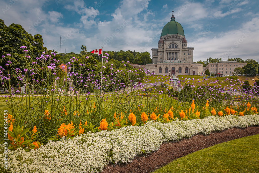 Ταπετσαρία Saint Joseph's Oratory of Mount Royal with its beautiful garden located in Montr