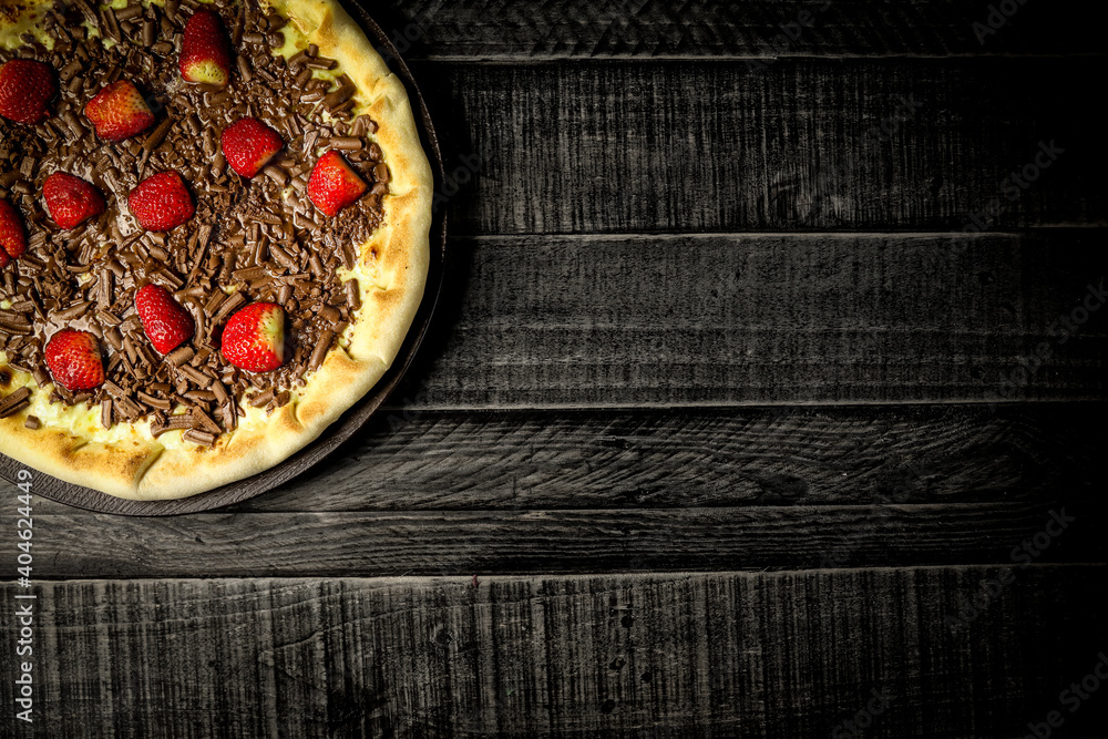 Pizza - tradicional brasileira, vegetais, ingredientes em um fundo escuro de madeira envelhecida. Espaço para texto. Pizza - tradicional brasileira, vegetais, ingredientes em um fundo escuro de madeira envelhecida. Espaço para texto.