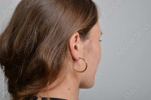 frau ohr ohrring creole blick portrait nacken ohrläppchen lange haare photo