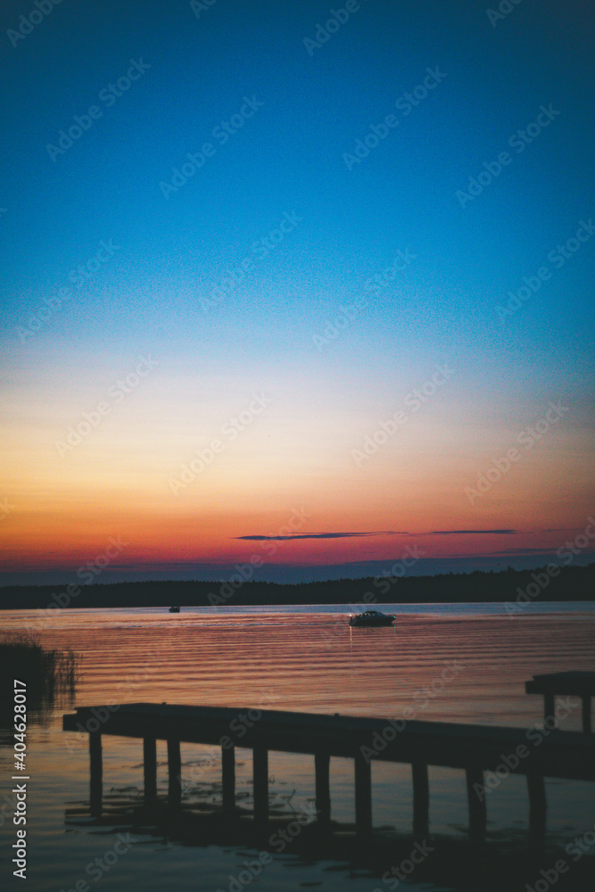 Zachód słońca z pomostem nad jeziorem Necko w Augustowie