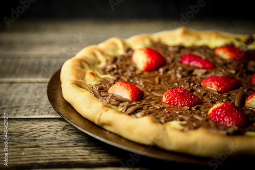 Pizza - tradicional brasileira, vegetais, ingredientes em um fundo escuro de madeira envelhecida. Espaço para texto. photo