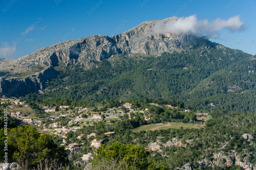 Puig de Galatzo, 1027 metros y el pueblo de Galilea, Sierra de Tramuntana, Mallorca,Islas Baleares, Spain