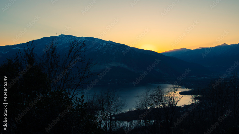 Fotografia serale del Lago Maggiore scattata da Cavandone, Verbania, Lago Maggiore, Piemonte, Italia.