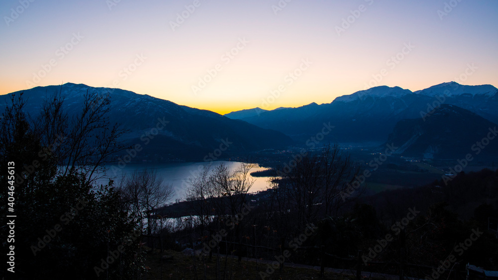 Fotografia serale del Lago Maggiore scattata da Cavandone, Verbania, Lago Maggiore, Piemonte, Italia.