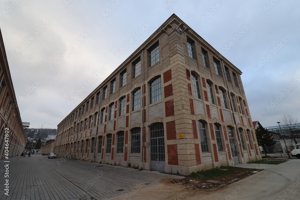 Ancien bâtiment de la manufacture nationale d'armes transformé en école d'art et du design dans la cité du design, ville de Saint Etienne, département de la Loire, France