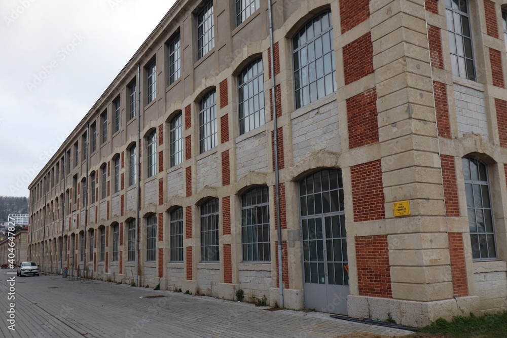 Ancien bâtiment de la manufacture nationale d'armes transformé en école d'art et du design dans la cité du design, ville de Saint Etienne, département de la Loire, France