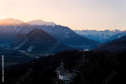 Fotografia serale del Lago Maggiore scattata da Cavandone, Verbania, Lago Maggiore, Piemonte, Italia.