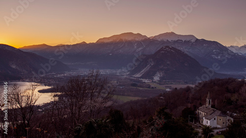 Fotografia serale del Lago Maggiore scattata da Cavandone, Verbania, Lago Maggiore, Piemonte, Italia.