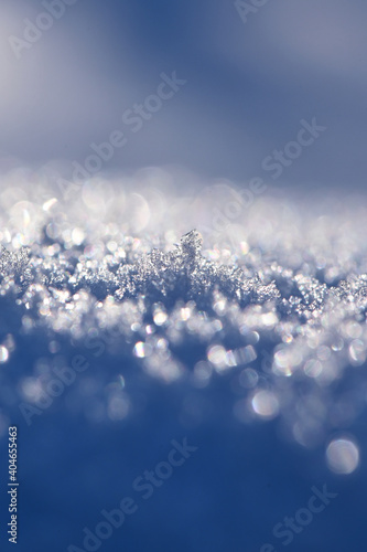 Makroaufnahme von Schnee, weiß und blaue Schneekristalle im Sonnenlicht photo