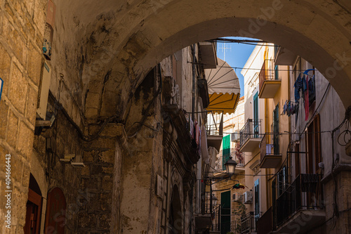 イタリア　バーリの旧市街の路地裏  © pespiero
