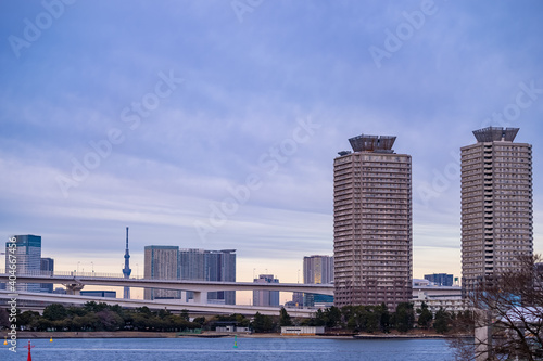 東京都港区台場から見た東京湾の夕景 © zu_kuni