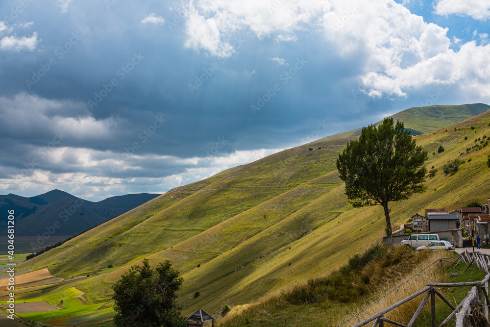 イタリア　カステルッチョ・ディ・ノルチャの丘と高原
