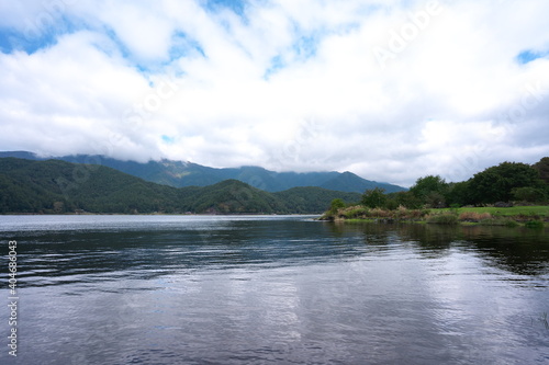 曇りの日の観光地の湖の景色 © shin project