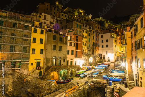 イタリア チンクエ・テッレのマナローラの夜の街並み