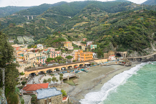 イタリア チンクエ・テッレのモンテロッソ・アル・マーレの海岸と街並み