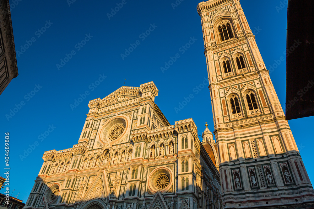 イタリア　フィレンツェのドゥオーモ、サンタ・マリア・デル・フィオーレ大聖堂のファサードとジョットの鐘楼
