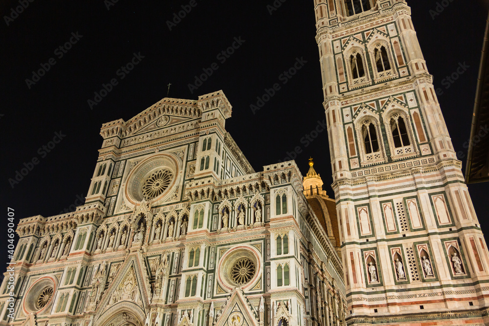 イタリア　ライトアップされたフィレンツェのドゥオーモ、サンタ・マリア・デル・フィオーレ大聖堂とジョットの鐘楼