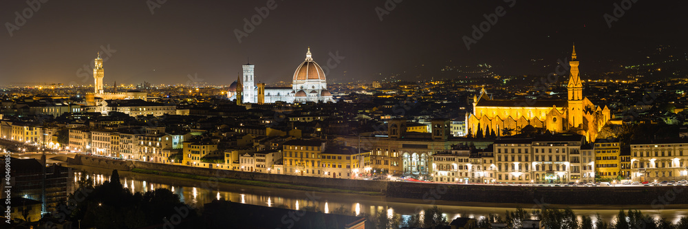 イタリア　ミケランジェロ広場から見えるフィレンツェの夜景とライトアップされたドゥオーモ