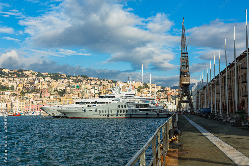 Obraz premium イタリア ジョノヴァのポルト・アンティーコからの港と街並み 