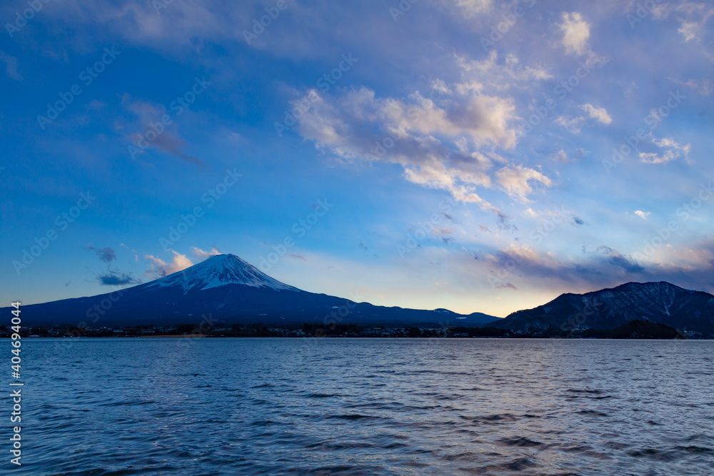 夕暮れの富士山　山梨県河口湖にて
