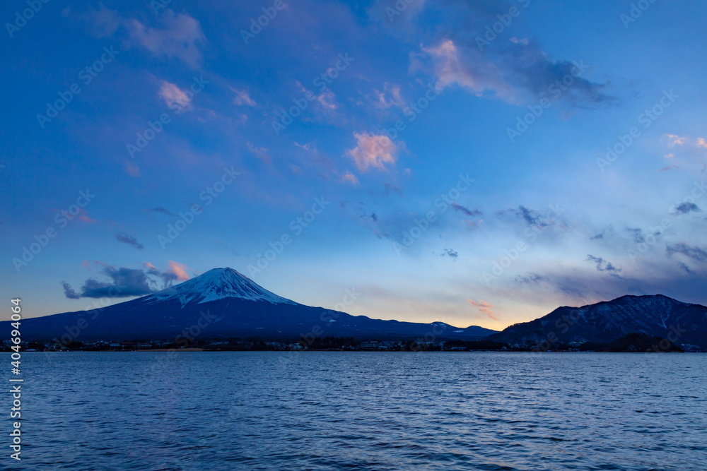夕暮れの富士山　山梨県河口湖にて
