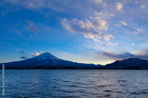 夕暮れの富士山 山梨県河口湖にて 