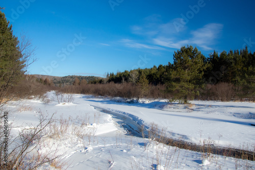 Fototapeta Naklejka Na Ścianę i Meble -  icy river in the Canadian winters in Quebec