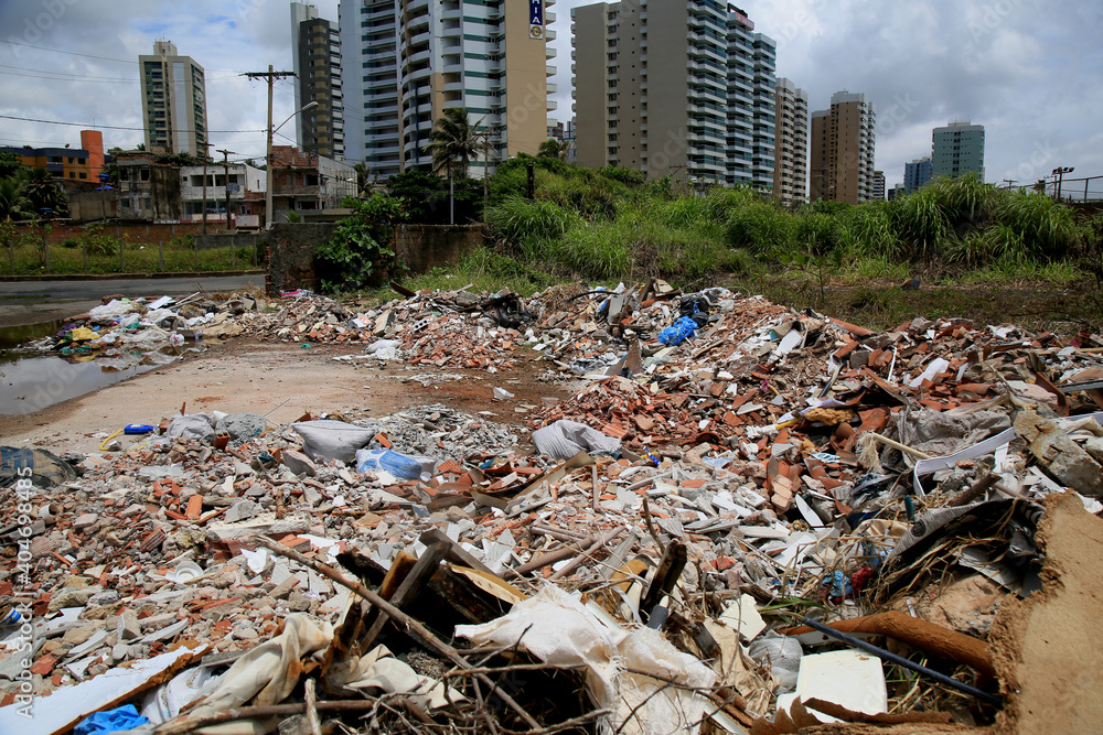 Φωτογραφία salvador, bahia, brazil - january 11, 2021: discard uneven rubble and remaining construction material dumped in a vacant lot in the neighborhood of Armacao in the city of Salvador