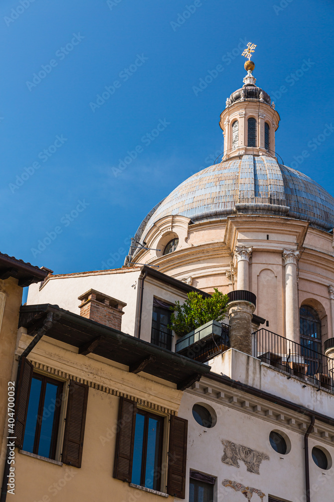イタリア　マントヴァのエルベ広場から見えるサンタンドレア聖堂
