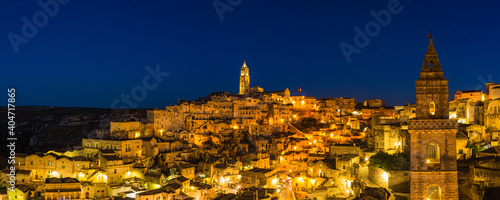 イタリア マテーラの洞窟住居の夜景とマテーラ大聖堂と聖ペテロ教会