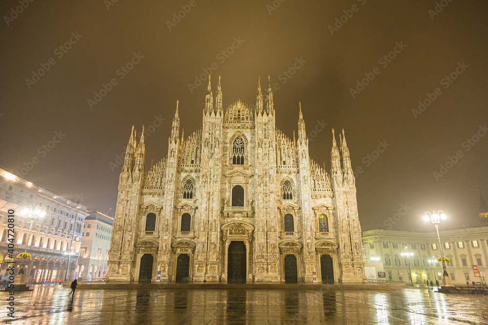 イタリア　夜になってライトアップされたミラノの大聖堂広場に建つドゥオーモ