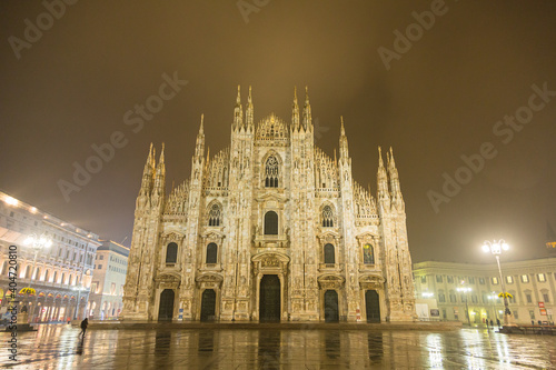 イタリア 夜になってライトアップされたミラノの大聖堂広場に建つドゥオーモ