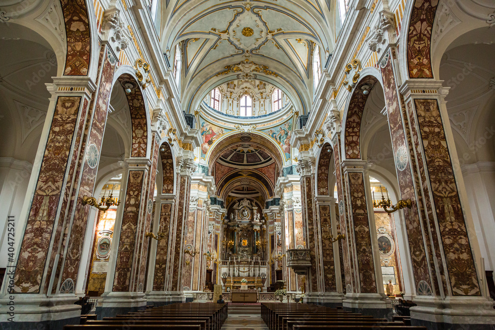 イタリア　モノポリのマドンナデッラマディア大聖堂の聖堂