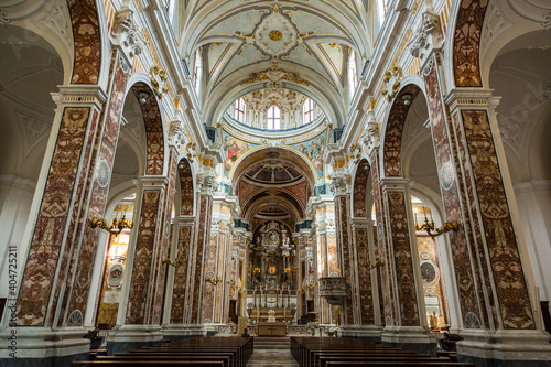 イタリア　モノポリのマドンナデッラマディア大聖堂の聖堂 © pespiero